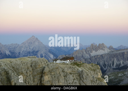 Blick vom Kleiner Lagazuoi zum Rifugio Lagazuoi mit Antelao und Croda da Lago, Cima Preti, Monte Duranno im Hintergrund, Italien, Dolomiten Stockfoto