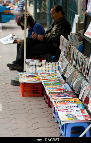 Verkauf von Zeitschriften in Hanoi, Vietnam Stockfoto