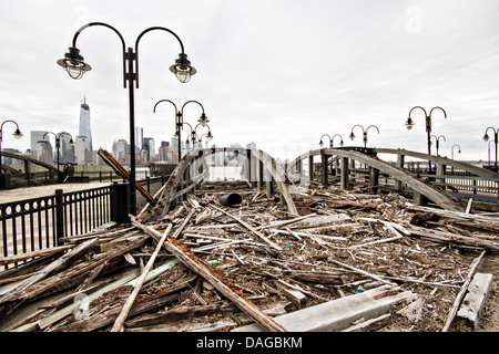 Die Überreste der Pier und Fähre dock für Ellis Island National Park-Anlagen, die während Hurrikan Sandy 18. April 2013 auf Ellis Island, NY beschädigt wurden. Stockfoto