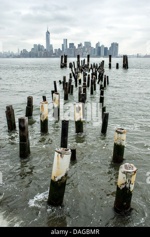 Die Überreste der Pier und Fähre dock für die New Yorker Freiheitsstatue Einrichtungen die während Hurrikan Sandy, 75 % der Insel unter Wasser 6. Mai 2013 auf Liberty Island, NJ untertauchen beschädigt wurden. Stockfoto