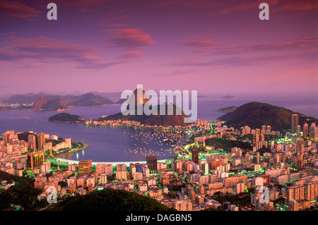 Über dem Pao de Acucar und Botofago Bay in Rio De Janeiro bei Sonnenuntergang Stockfoto