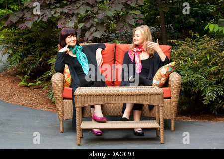 Compsite Bild des gleichen Modells mit verschiedenen Haarfarbe auf Couch - Brevard, North Carolina USA Stockfoto
