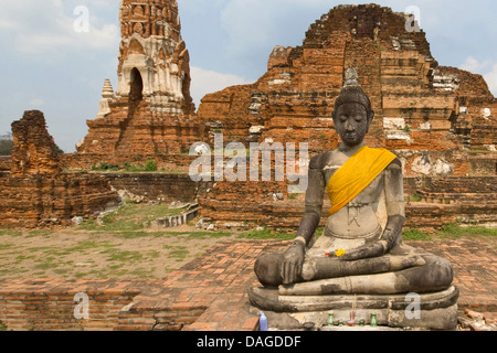 Buddha-Statue in den Ruinen der Tempel Komplex Wat Mahathat Ayutthaya, Thailand, Ayutthaya Stockfoto