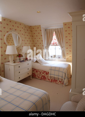 Schlafzimmer mit karierten Tapeten Stockfoto, Bild: 224392428 - Alamy