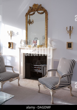 Antike vergoldete Möbel und gestreifte Tapete im Regency-Stil-Salon