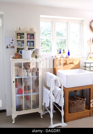 Handtücher in Glas fronted Leinen Schrank Stockfoto, Bild: 110852917