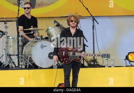 New York, NY. 12. Juli 2013. Eddie Fisher, Drew Brown auf der Bühne für Good Morning America (GMA) Konzert mit OneRepublic, Rumsey Playfield im Central Park, New York, NY 12. Juli 2013. Bildnachweis: Kristin Callahan/Everett Collection/Alamy Live-Nachrichten Stockfoto