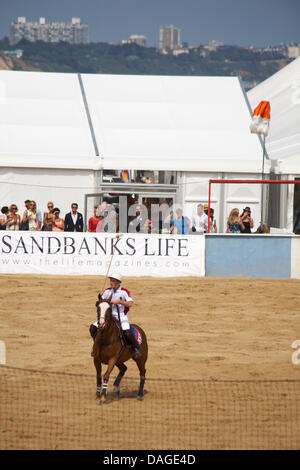 Sandbänke, Poole, Dorset, Großbritannien 12. Juli 2013. Warmen und sonnigen Wetter für Asahi British Beach Polo Championships am Sandbanks Beach, Poole. Bildnachweis: Carolyn Jenkins/Alamy Live-Nachrichten Stockfoto