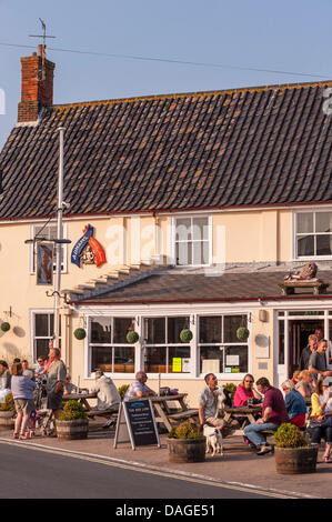 Southwold, Suffolk, Uk, am Abend des 12. Juli 2013. Menschen sitzen vor der Red Lion Pub genießen einen Drink am Abend am 12. Juli 2013 in Southwold, Suffolk, England, Großbritannien, Uk Stockfoto