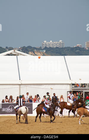 Sandbänke, Poole, Dorset, Großbritannien 12. Juli 2013. Warmen und sonnigen Wetter für Asahi British Beach Polo Championships am Sandbanks Beach, Poole. England gegen Irland Credit: Carolyn Jenkins/Alamy Live-Nachrichten Stockfoto