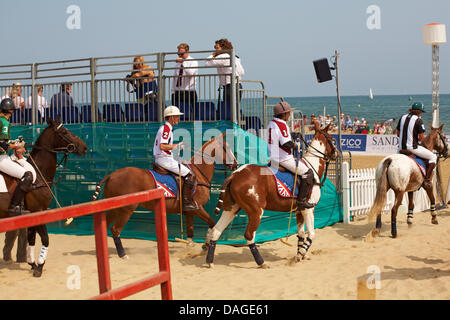 Sandbänke, Poole, Dorset, Großbritannien 12. Juli 2013. Warmen und sonnigen Wetter für Asahi British Beach Polo Championships am Sandbanks Beach, Poole. England gegen Irland Credit: Carolyn Jenkins/Alamy Live-Nachrichten Stockfoto