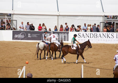 Sandbänke, Poole, Dorset, Großbritannien 12. Juli 2013. Warmen und sonnigen Wetter für Asahi British Beach Polo Championships am Sandbanks Beach, Poole. England gegen Irland Credit: Carolyn Jenkins/Alamy Live-Nachrichten Stockfoto