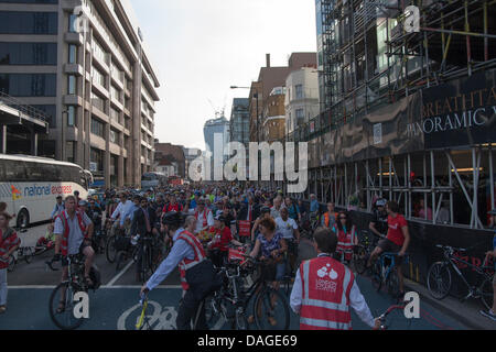 London, UK. 12. Juli 2013. Hunderte von Radfahrern protestieren, nachdem französische Studentin Philippine De Gerin-Ricard, 20, von einem LKW außerhalb Aldgate East u-Bahn-Station getötet wurde, als sie nach Hause entlang des Bürgermeisters Cycle Superhighways auf Whitechapel High Street Ritt. Bildnachweis: Paul Davey/Alamy Live-Nachrichten Stockfoto