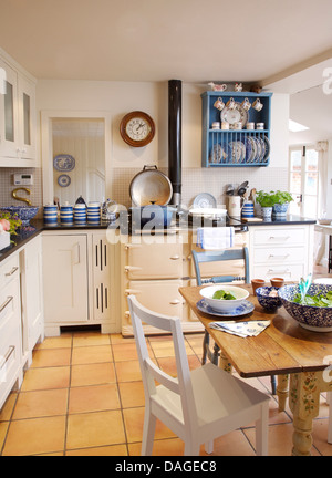 Terrakotta geflieste Boden im Wintergarten Wohnzimmer mit Korbstuhl