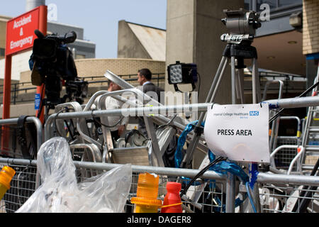 London, UK. 12. Juli 2013. Datenträger außerhalb des St. Marys Hospital, London umfasst die Geburt von Kate Middleton und Prinz William Baby Credit: Jay Shaw-Baker/Alamy Live News Stockfoto