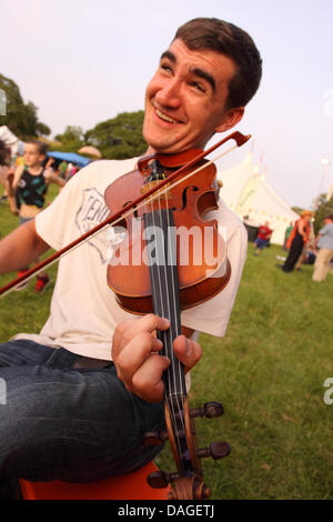 Priddy Folk Festival, Somerset, UK. Juli 2013. Musiker spielen live-Musik in der Sommersonne am Abend auf dem Priddy Folk Festival Stockfoto