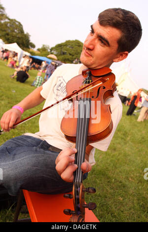 Priddy Folk Festival, Somerset, UK. Juli 2013. Musiker spielen live-Musik in der Sommersonne am Abend auf dem Priddy Folk Festival Stockfoto