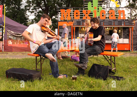 Priddy Folk Festival, Somerset, UK Juli 2013. -Die jährliche Priddy Folk Festival begann am Abend des Freitag, 12. Juli 2013 - Musiker Aufwärmen und Praxis auf Priddy Green Stockfoto