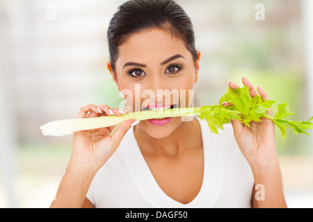 Porträt der schönen jungen Frau Essen ein Stück Sellerie Stockfoto