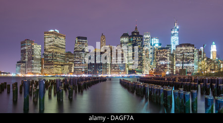 Lower Manhattan Skyline aus über den East River in New York City. Stockfoto