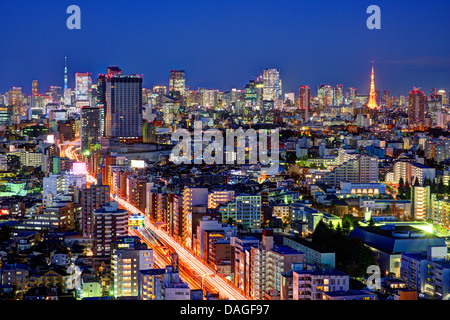 Tokyo, Japan-Grenzstein-Strukturen von einem Wolkenkratzer Ebisu angesehen. Stockfoto