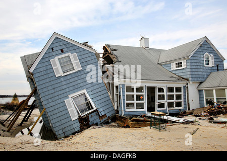 Ein Haus aus der Stiftung vom Hurricane Sandy so sauber bis klopfte setzt sich in der Folge 16. Januar 2013 in Mantoloking, New Jersey. Stockfoto