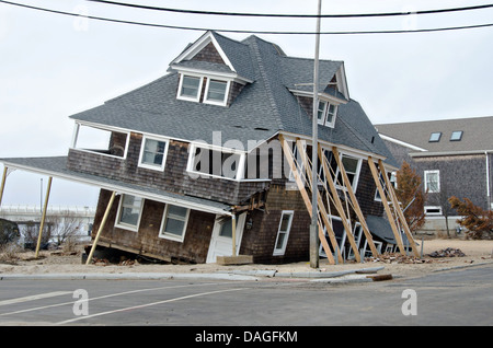 Ein Haus aus der Stiftung vom Hurricane Sandy so sauber bis klopfte weiter in der Folgezeit 31. Januar 2013 in Mantoloking, New Jersey. Stockfoto