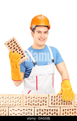 Lächelnde männlichen Builder bauen eine Mauer Stockfoto