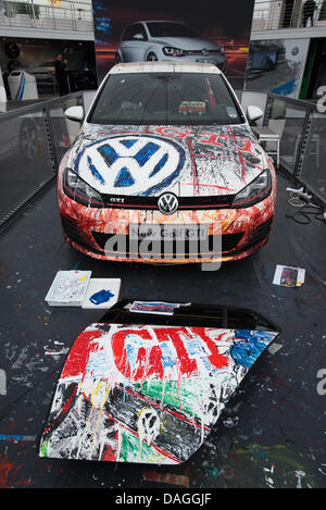 Goodwood, West Sussex, UK. 12. Juli 2013. Der neue Volkswagen Golf GTI gesehen auf dem VW-Stand auf dem Goodwood Festival of Speed. Dieses Gold GTI wurde vom britischen Künstler Ian Cook aka PopbangColour gemalt. Bildnachweis: MeonStock/Alamy Live-Nachrichten Stockfoto