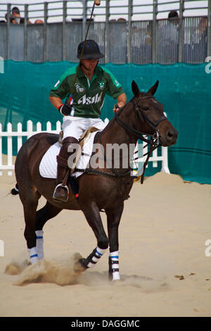 Sandbänke, Poole, Dorset, Großbritannien 12. Juli 2013. Warmen und sonnigen Wetter für Asahi British Beach Polo Championships am Sandbanks Beach, Poole. Irland-Teammitglied Credit: Carolyn Jenkins/Alamy Live News Stockfoto