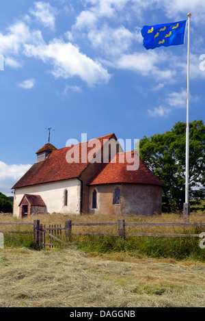 Die Kirche der Heiligen Maria Jungfrau im Upwaltham die Sussex Martlets Flagge, South Downs National Park Stockfoto