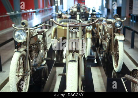 1900' Harley-Davidson Motorräder sind auf Anzeige im Harley-Davidson Museum in Milwaukee, Wisconsin zu sehen Stockfoto