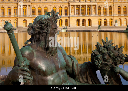 Liegende Statue neben Pool am Chateau de Versailles, Frankreich Stockfoto