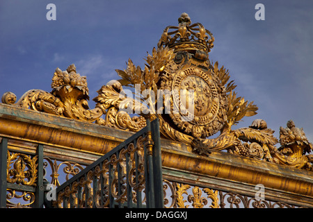 Reich verzierte Eintritt ins Tor des Palastes von Versailles bei Paris Frankreich Stockfoto