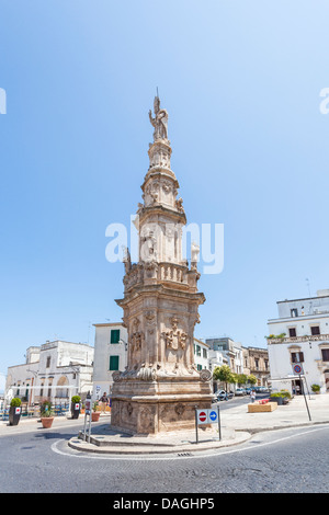 Colonna di San Oronzo in Piazza della Liberta, in der historischen alten Hügel Stadt Ostuni, Apulien, Süditalien im Sommer Stockfoto