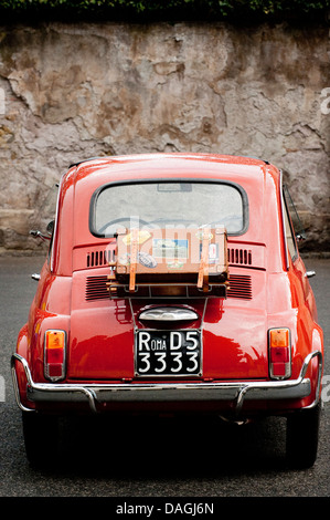 Vintage Orange geparkten Fiat Bambino 500 in den Straßen von Rom, Italien Stockfoto