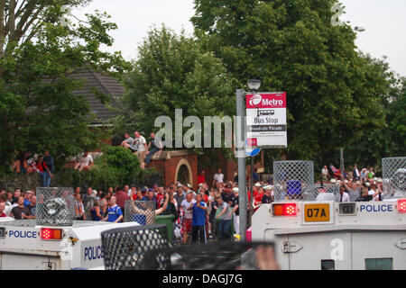 Belfast, Nordirland. 12. Juli 2013. 12. Juli führen Paraden Unruhen ausbrechen in die Woodvale Straße in Belfast. Bereitschaftspolizei habe Wasserwerfer Unionist Randalierer - Randalierer unterwegs Woodvale Credit zurückhalten: Kevin Scott/Alamy Live News Stockfoto