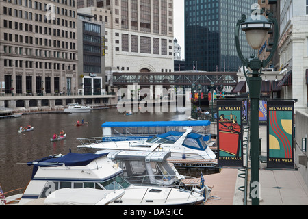 Kanus sind auf des Milwaukee River in Milwaukee gesehen. Stockfoto