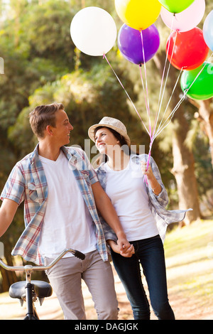 Cute Teen paar zu Fuß in den Park, die Hand in Hand Stockfoto