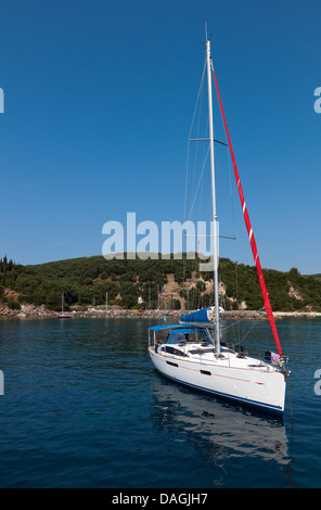 Segelboot am Valtos Beach in der Nähe von Parga Stadt in Griechenland Stockfoto