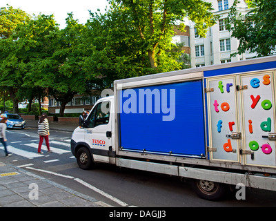 Die legendären Abbey Road Zebrastreifen, berühmt geworden durch die Beatles, St. John's Wood, London, England, Vereinigtes Königreich Stockfoto