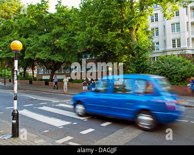 Die legendären Abbey Road Zebrastreifen, berühmt geworden durch die Beatles, St. John's Wood, London, England, Vereinigtes Königreich Stockfoto