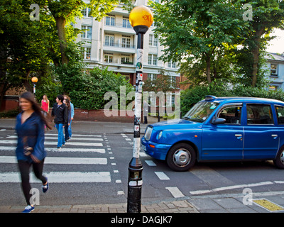 Die legendären Abbey Road Zebrastreifen, berühmt geworden durch die Beatles, St. John's Wood, London, England, Vereinigtes Königreich Stockfoto