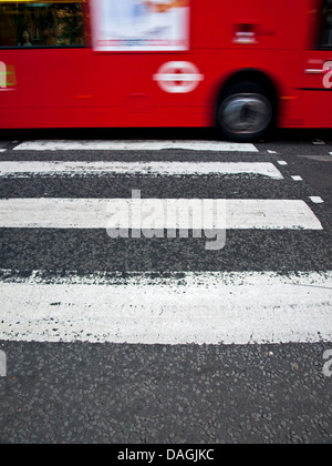 Die legendären Abbey Road Zebrastreifen, berühmt geworden durch die Beatles, St. John's Wood, London, England, Vereinigtes Königreich Stockfoto