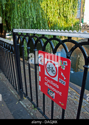 "Radfahrer absteigen" Zeichen in der Nähe von Camden Lock, Camden, London, England, Vereinigtes Königreich Stockfoto