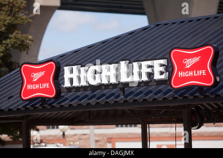 Miller High Life Logo sieht man in einer Bar auf der Henry W. Maier Festival Park (Summerfest Grounds) in Milwaukee Stockfoto