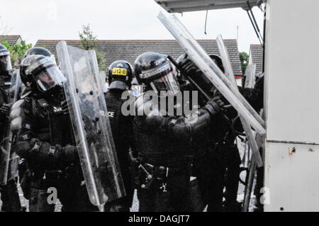 Belfast, Nordirland, 12. Juli 2013 - PSNI Offiziere in Aufruhr Uniformen gekleidet halten Sheilds zum Schutz vor anfliegenden Raketen Credit: Stephen Barnes/Alamy Live News Stockfoto