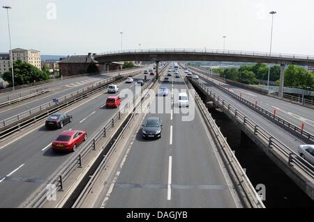 Glasgow, Schottland. 12. Juli 2013. Glasgow fair Ferienverkehr. Eile Stunde Verkehr viel leichter war, dass normale auf der Kingston-Brücke als Glasgower Auftakt auf ihren traditionellen "Fair Freitag" Wochenende Urlaub Stockfoto