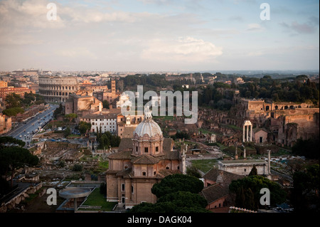 Blick auf das Forum Romanum, das Kolosseum, Rom, Italien Stockfoto