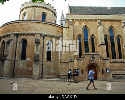 Ansicht der Temple Church, einer späten 12. Jahrhundert Kirche, gebaut für und von den Tempelrittern als ihre englischen Hauptquartier Stockfoto